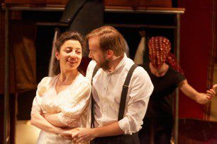 Astrig Siranossian, Jeremias Nussbaum et Joris Frigerio dans la pièce de théatre "Le Cercle de l'Ombre" mis en scène par Hovnatan Avedikian au Théâtre National de Nice