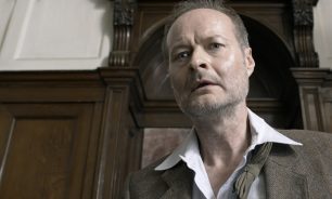 Jean-Michel Fournereau joue "Dr Lora" dans le court-métrage "Le bonheur des uns" © Mias Media