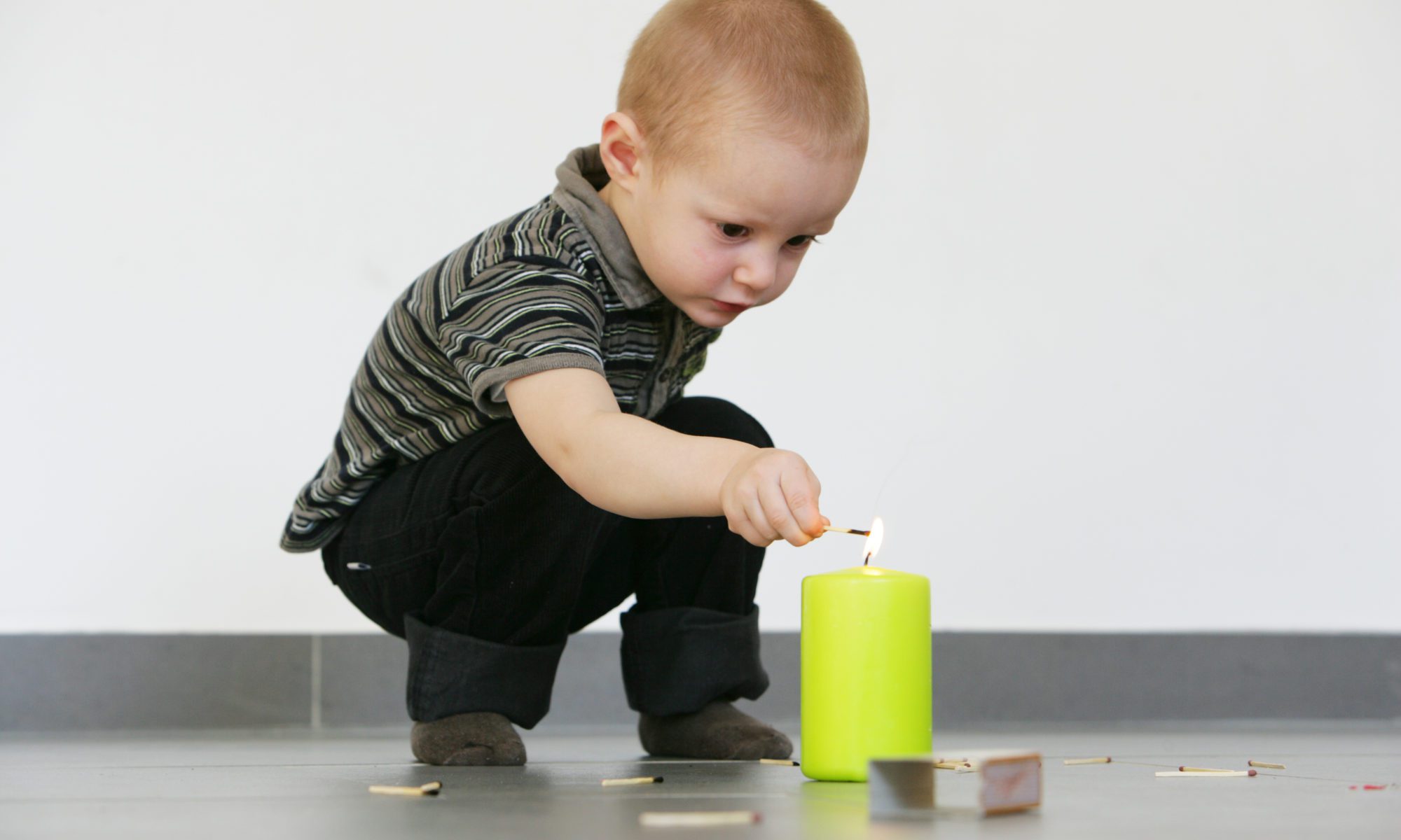 Un enfant jouant avec le feu