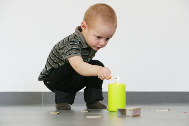 Un enfant jouant avec le feu