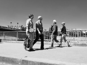 2 Paare im mittleren Alter begnen sich am Seine-Ufer in Paris