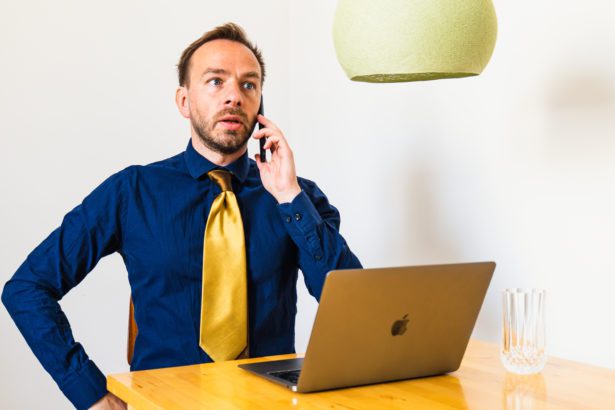 Jeremias gagne en écoutant au téléphone