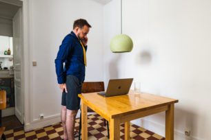 Jeremias debout dans son bureau