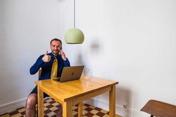 Jeremias, assi au bureau, positif et prêt à gagner