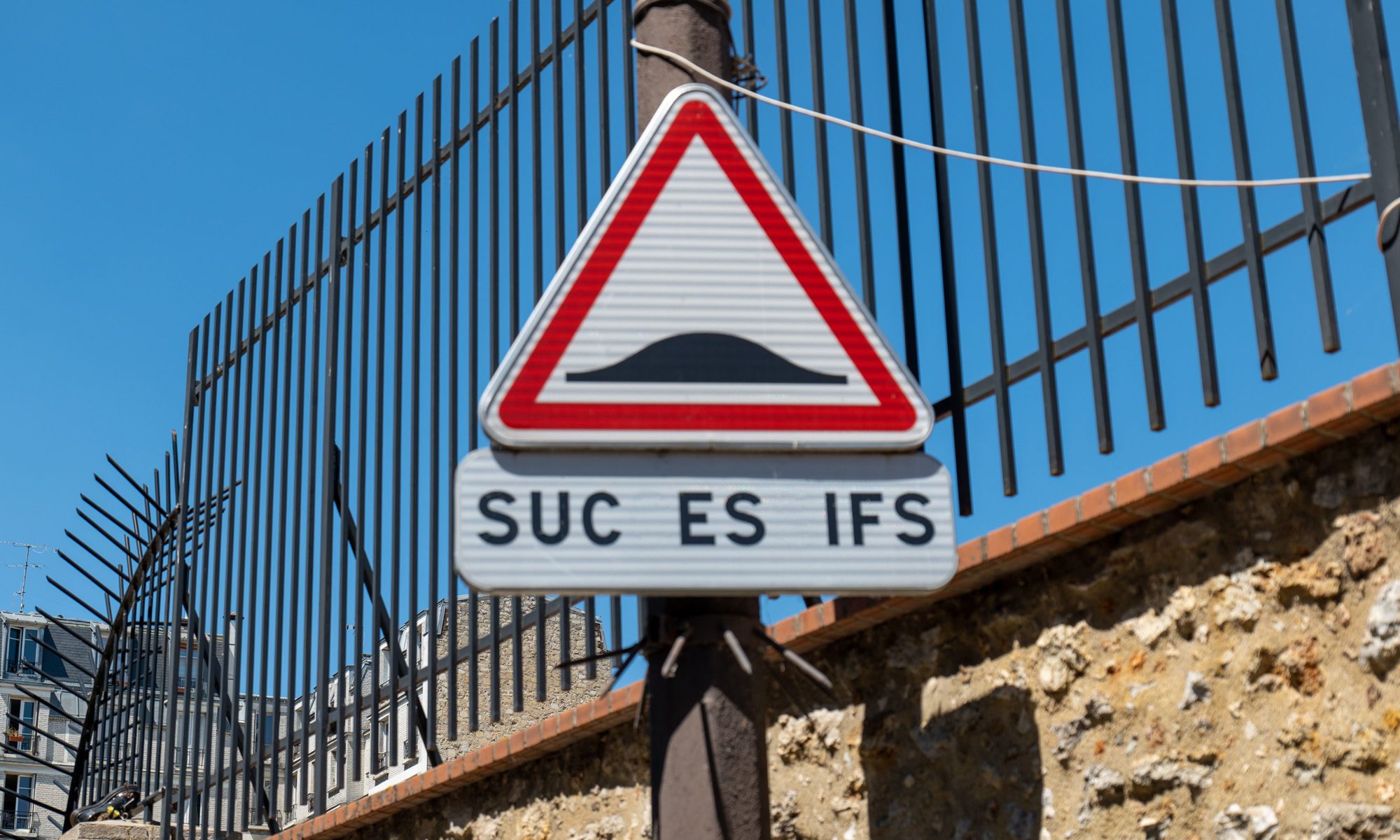 Panneau de signalisation manquant de consonnes