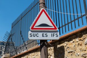 Panneau de signalisation manquant de consonnes
