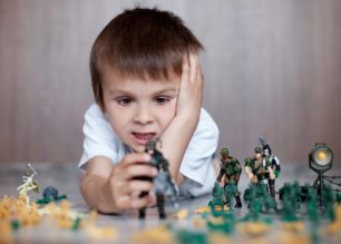 Un enfant joue à la Guerre