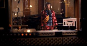 Sacha, chanteur, attend l'ingenieur du son Jeff pour enregistrer sa chanson "Draped In A Dragon".